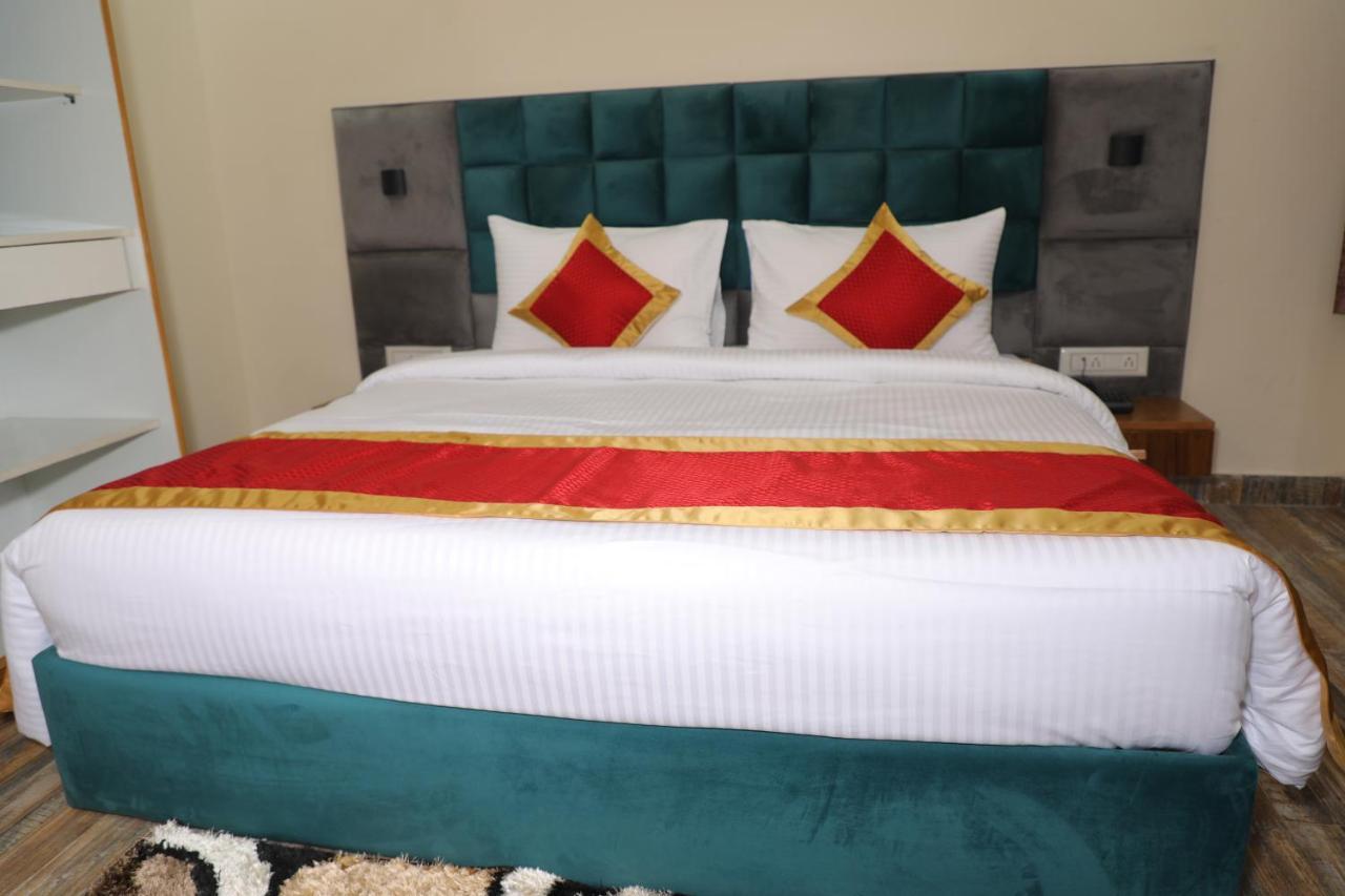 Sarla Hotel Inn Noida Bagian luar foto