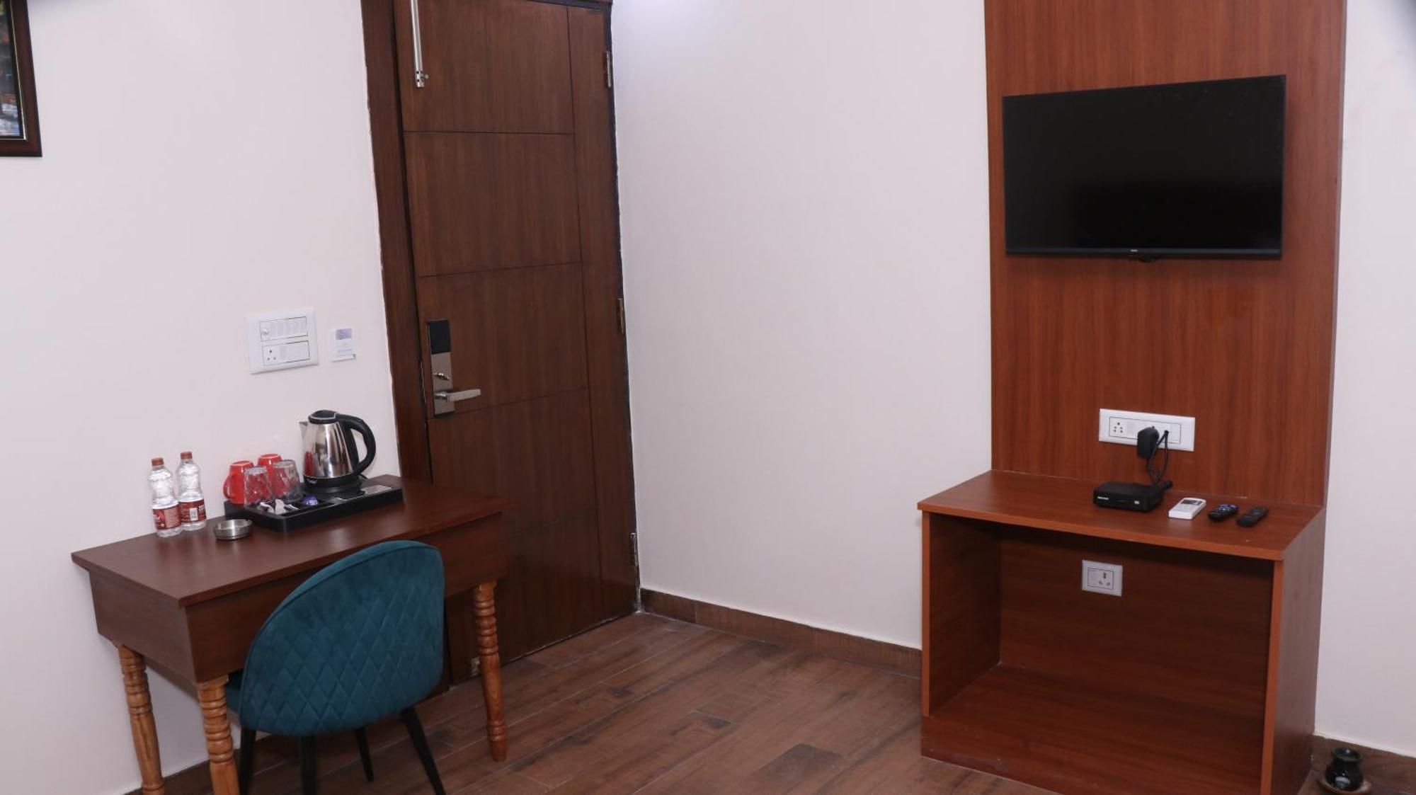 Sarla Hotel Inn Noida Bagian luar foto