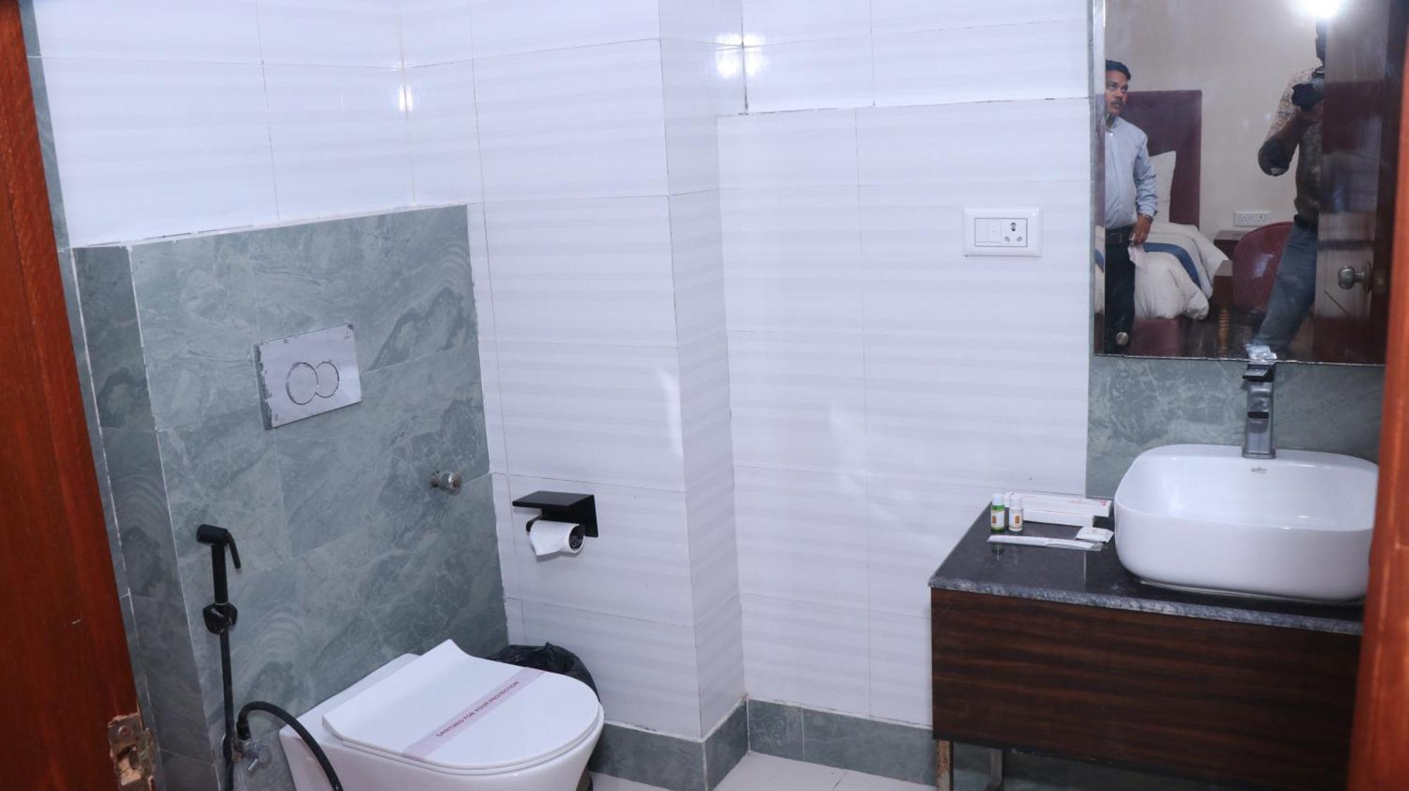 Sarla Hotel Inn Noida Bagian luar foto