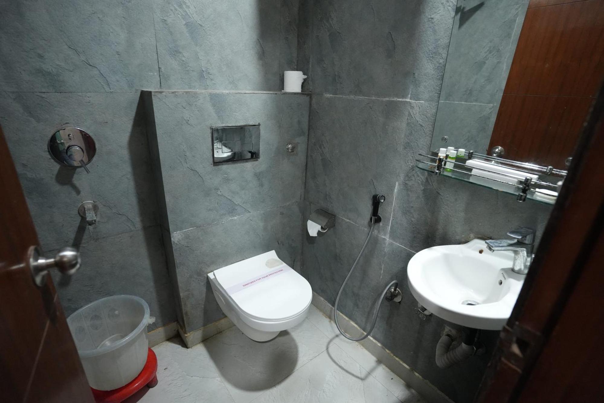 Sarla Hotel Inn Noida Bagian luar foto