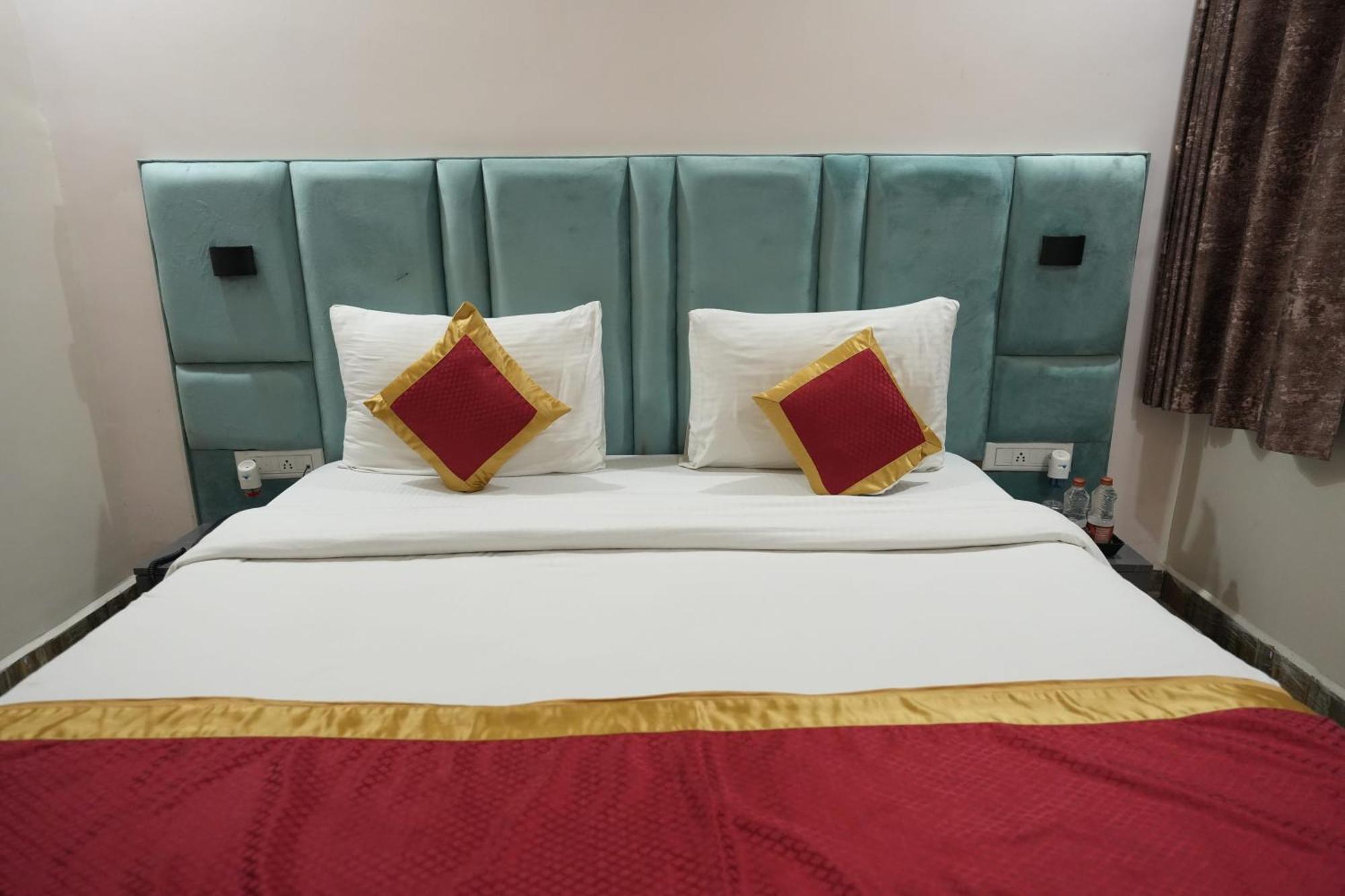 Sarla Hotel Inn Noida Bagian luar foto