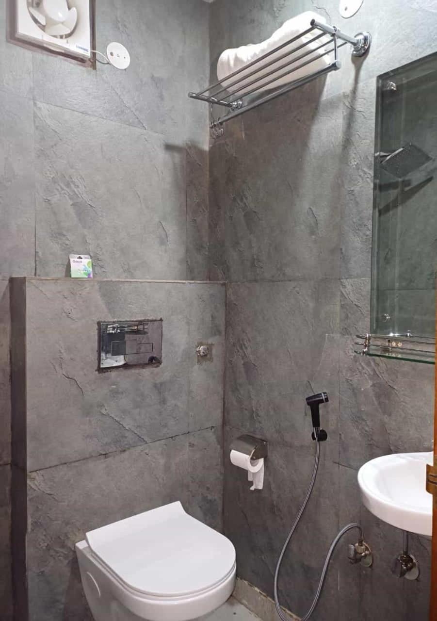 Sarla Hotel Inn Noida Bagian luar foto