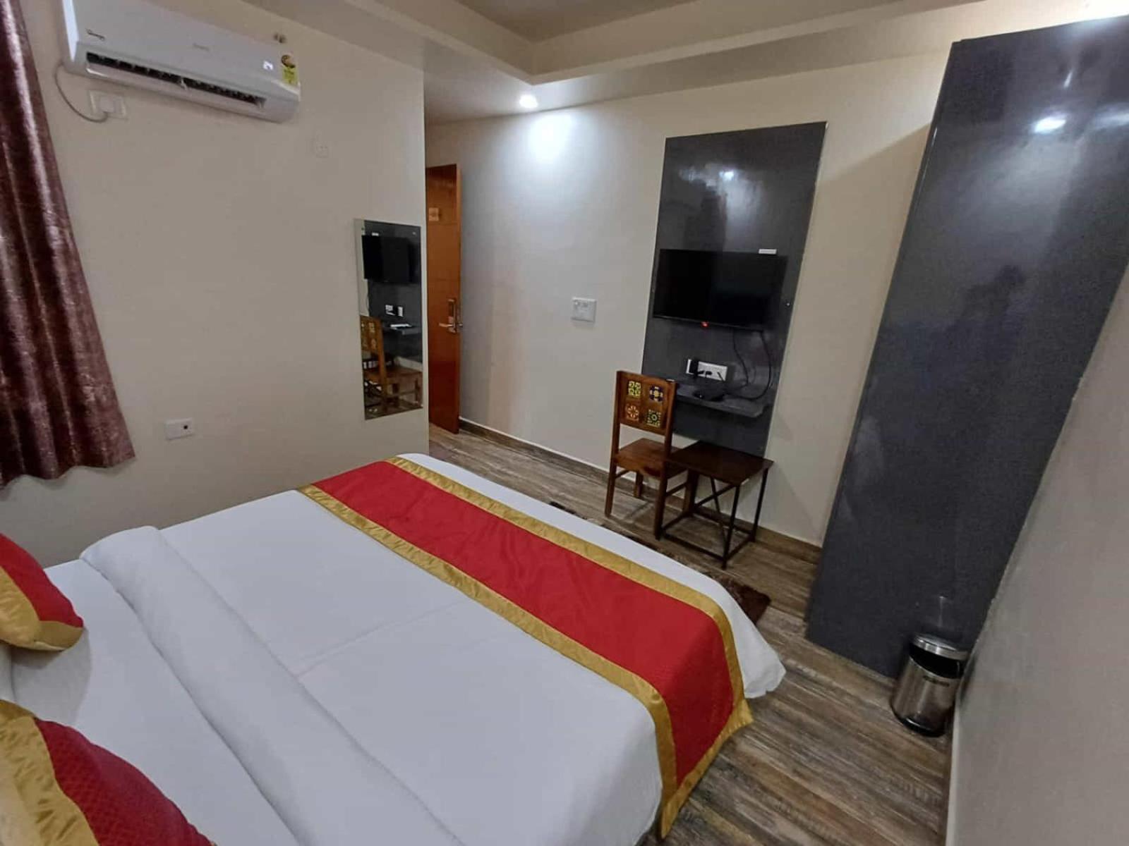 Sarla Hotel Inn Noida Bagian luar foto