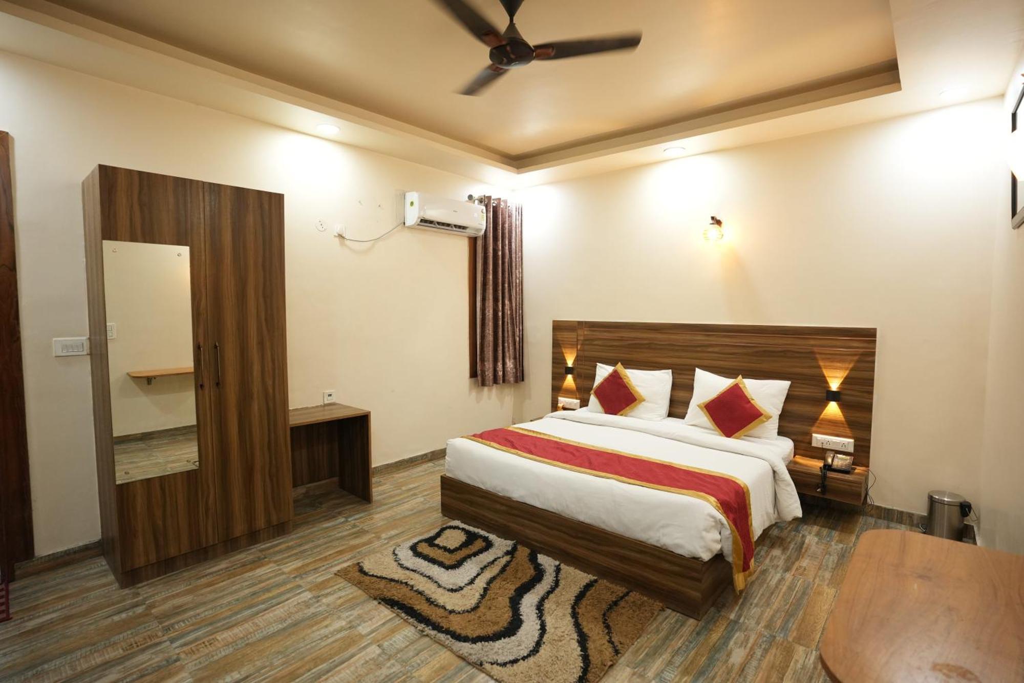 Sarla Hotel Inn Noida Bagian luar foto